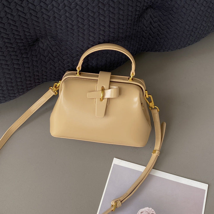 Kleine Handtasche aus Echtleder ⎜ Strukturierte Umhängetasche mit Griff für stilvolle Looks und besondere Anlässe