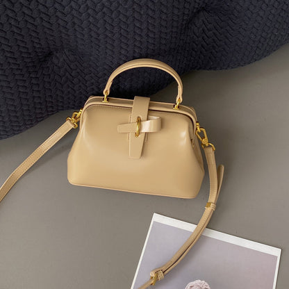 Kleine Handtasche aus Echtleder ⎜ Strukturierte Umhängetasche mit Griff für stilvolle Looks und besondere Anlässe
