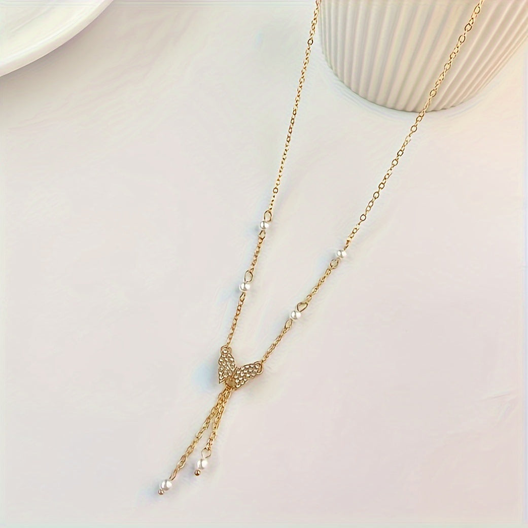 Halskette für Damen ⎜ Verspielte Kette mit Perlen und funkelndem Schmetterlingsanhänger für elegante Alltagslooks