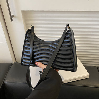 Strukturierte Schultertasche für Damen ⎜ Moderne Unterarmtasche mit Wellensteppung für täglichen Stil