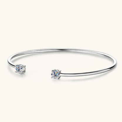 Eleganter Damenarmreif mit Diamantoptik ⎜ Offenes Golddesign mit glitzernden Akzenten für besondere Momente