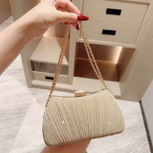 Goldene Abendtasche für Damen ⎜ Glänzende Clutch mit Faltenoptik und Tragekette für festliche Outfits