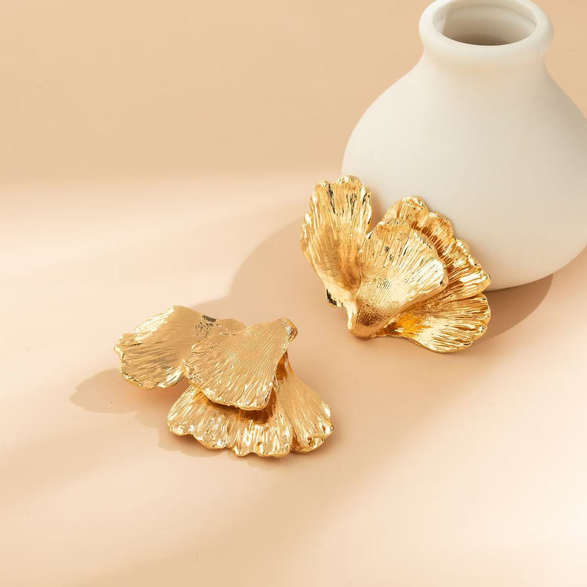 Auffällige Damen-Ohrringe ⎜ Blütenförmiges Statement-Design in Gold für einen stilvollen Auftritt