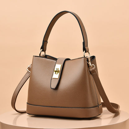 Schultertasche für Damen ⎜ Elegante Umhängetasche mit Drehverschluss und farblich abgesetzten Details