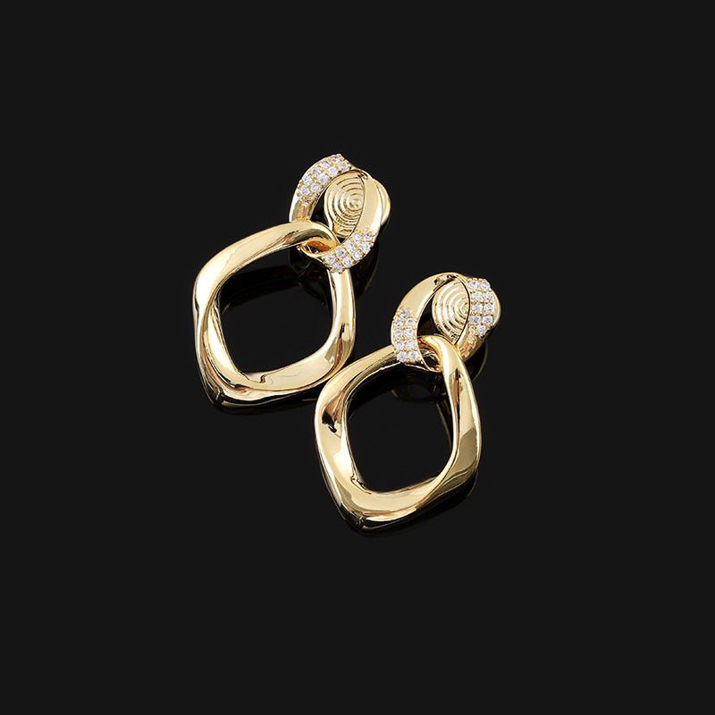 Vergoldete Ohrringe mit Glanzakzenten ⎜ Funkelndes Design in moderner Form für stilvolle Events