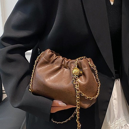 Damen Umhängetasche mit Kette ⎜ Weiche Retro-Tasche aus Lederoptik für den alltäglichen Gebrauch