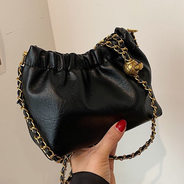 Damen Umhängetasche mit Kette ⎜ Weiche Retro-Tasche aus Lederoptik für den alltäglichen Gebrauch