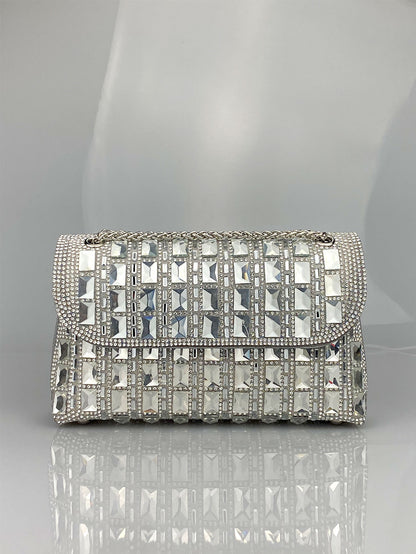 Abendtasche mit Glitzersteinen ⎜ Elegante Clutch mit Kettenträger und glänzender Oberfläche für Partys und Events