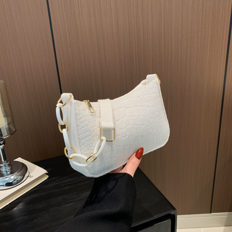 Kleine Umhängetasche für Damen ⎜ Stilvolle Tasche mit Kettendetail und geprägtem Design für jede Gelegenheit