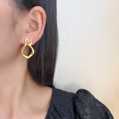 Vergoldete Ohrringe mit Glanzakzenten ⎜ Funkelndes Design in moderner Form für stilvolle Events