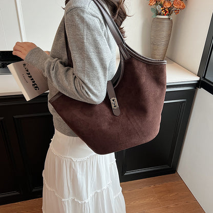 Vintage Tragetasche für Damen ⎜ Weiche Schultertasche in Wildlederoptik mit geräumigem Innenfach
