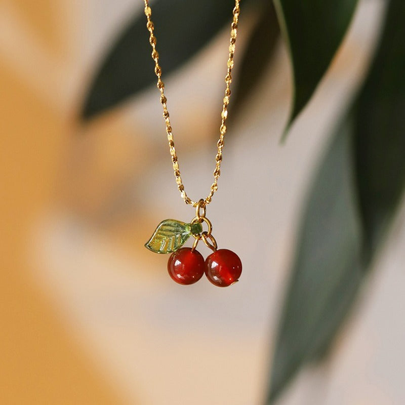 Sommerliche Damenkette mit Kirsch-Anhänger ⎜ Vergoldeter Halsschmuck mit Emailleblatt für verspielte Looks