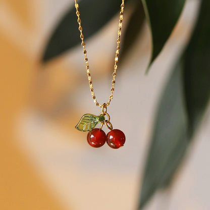 Sommerliche Damenkette mit Kirsch-Anhänger ⎜ Vergoldeter Halsschmuck mit Emailleblatt für verspielte Looks