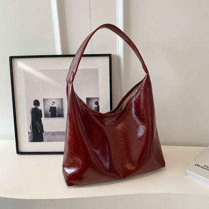 Moderner Shopper für Damen ⎜ Glänzende Schultertasche in Lackoptik