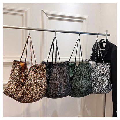 Leopardenmuster Schultertasche ⎜ Lässige Tragetasche mit Retro-Look und auffälligem Print