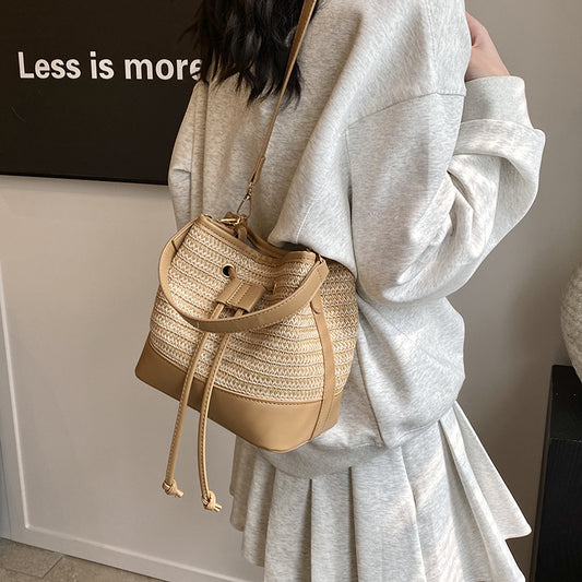 Geflochtene Tasche für Damen ⎜ Kompakte Strohtasche mit Lederdetails für Urlaub oder Alltag