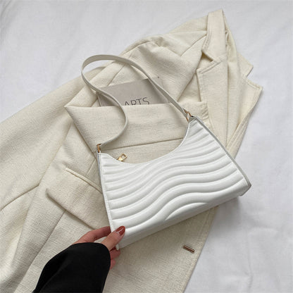 Strukturierte Schultertasche für Damen ⎜ Moderne Unterarmtasche mit Wellensteppung für täglichen Stil