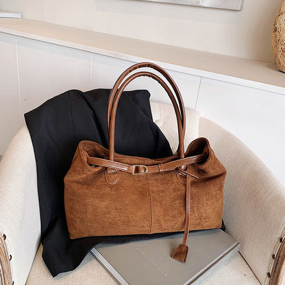 Geräumige Henkeltasche für Damen ⎜ Vintage Schultertasche aus Wildleder mit dekorativem Gürtel