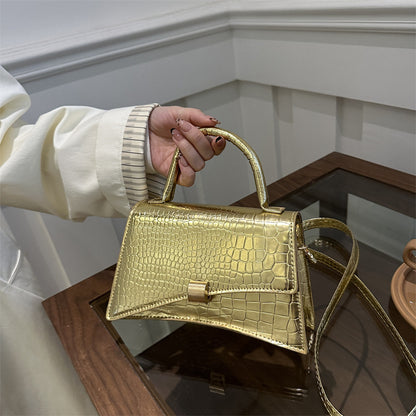 Kleine Handtasche für Damen ⎜ Strukturierte Umhängetasche in Lederoptik für elegante Anlässe
