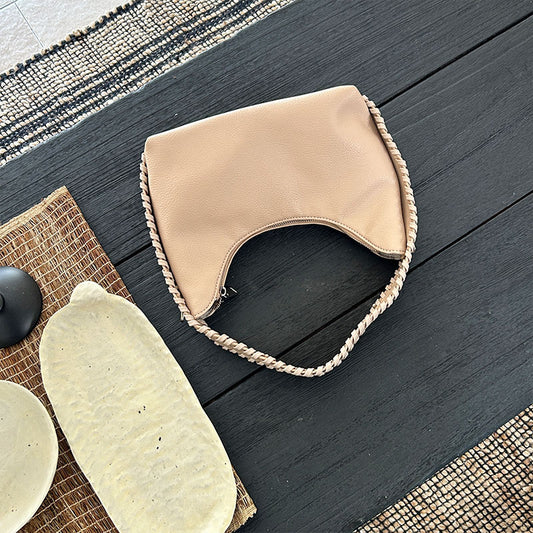 Halbmondtasche aus Kunstleder für Damen ⎜ Modische Schultertasche mit Flechtdetail für Alltag und Ausgehen