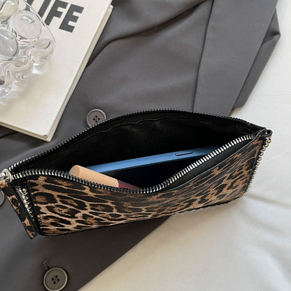 Leopardenmuster Clutch für Damen ⎜ Modische Schultertasche mit Kette für Ausgehen, Events und Streetstyle