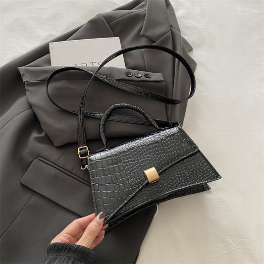 Kleine Handtasche für Damen ⎜ Strukturierte Umhängetasche in Lederoptik für elegante Anlässe