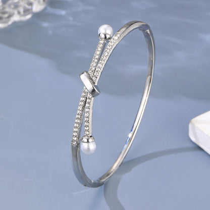 Silberfarbener Armreif mit Perlen & Zirkonia ⎜ Feminines Design für festliche Anlässe und tägliche Eleganz