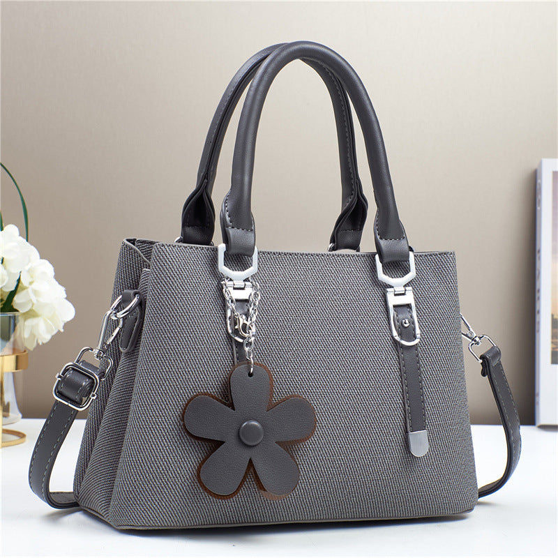 Schultertasche mit Anhänger für Damen ⎜ Große Umhängetasche mit viel Platz und modischen Details