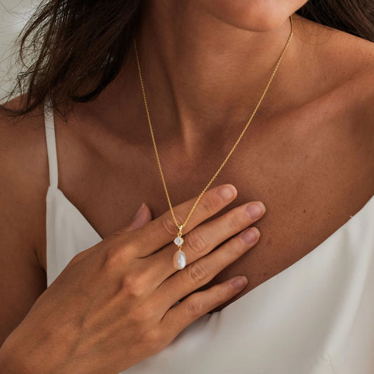 Vergoldete Damenkette mit Zirkonia und Perle ⎜ Eleganter Halsschmuck für zeitlose und stilvolle Outfits