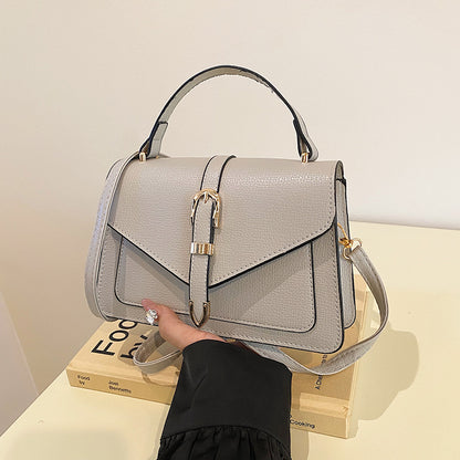 Klassische Umhängetasche für Damen ⎜ Elegante Schultertasche mit Schnalle für Alltag und besondere Anlässe