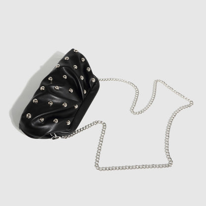Damen Clutch in Lederoptik ⎜ Modische Schultertasche mit Nieten und Falten für trendige Outfits