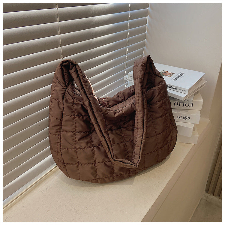 Gesteppte Umhängetasche für Damen ⎜ Leichte Schultertasche mit viel Stauraum für Alltag und Reisen