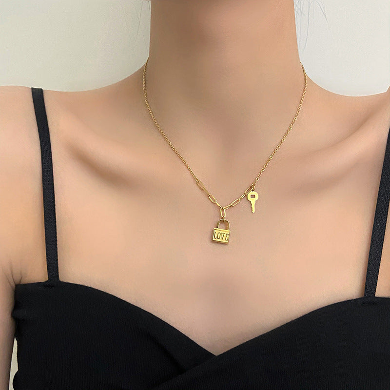Halskette für Damen ⎜ Vergoldete Kette mit Schloss- und Schlüsselanhänger