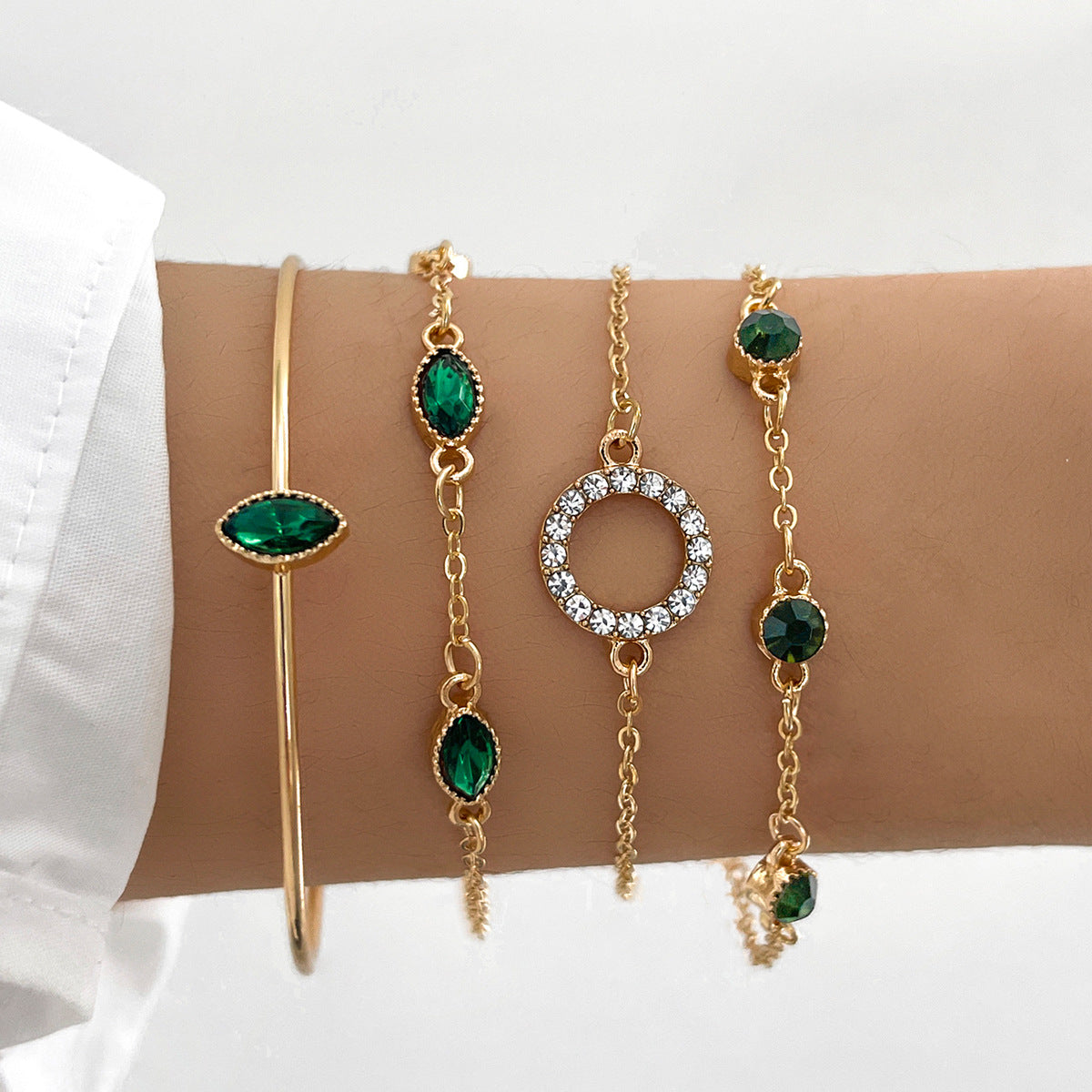 Goldenes Armband-Set mit Farbakzent ⎜ Edle Ketten kombiniert mit grünen Kristallen – perfekt für festliche Looks