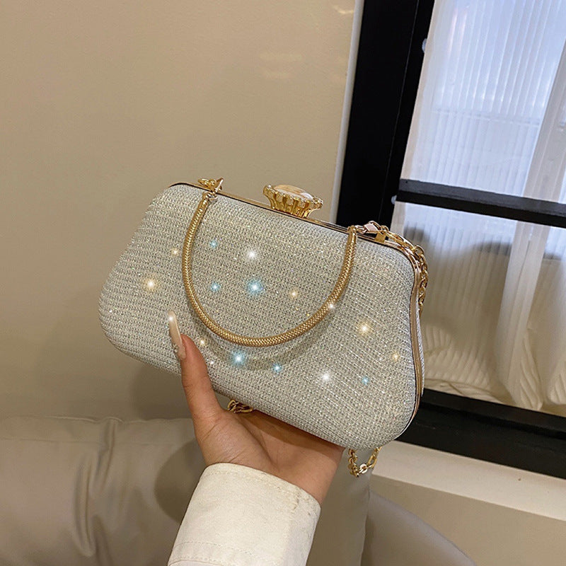 Clutch mit Glanzoptik ⎜ Kompakte Umhängetasche mit Kette für Abendkleid oder Partylook
