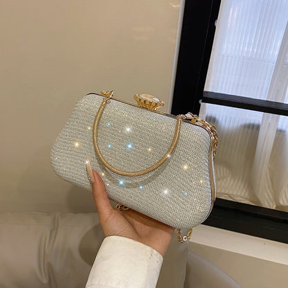 Clutch mit Glanzoptik ⎜ Kompakte Umhängetasche mit Kette für Abendkleid oder Partylook