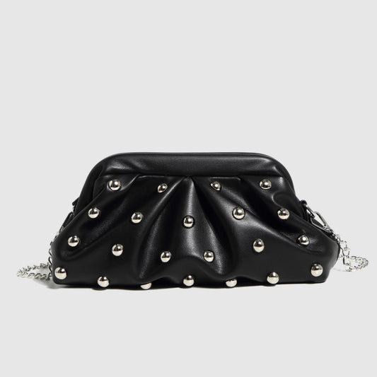 Damen Clutch in Lederoptik ⎜ Modische Schultertasche mit Nieten und Falten für trendige Outfits