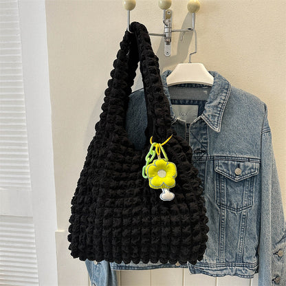 Faltentasche für Damen ⎜ Verspielte Stofftasche mit Rüschenstruktur und Blumenanhänger