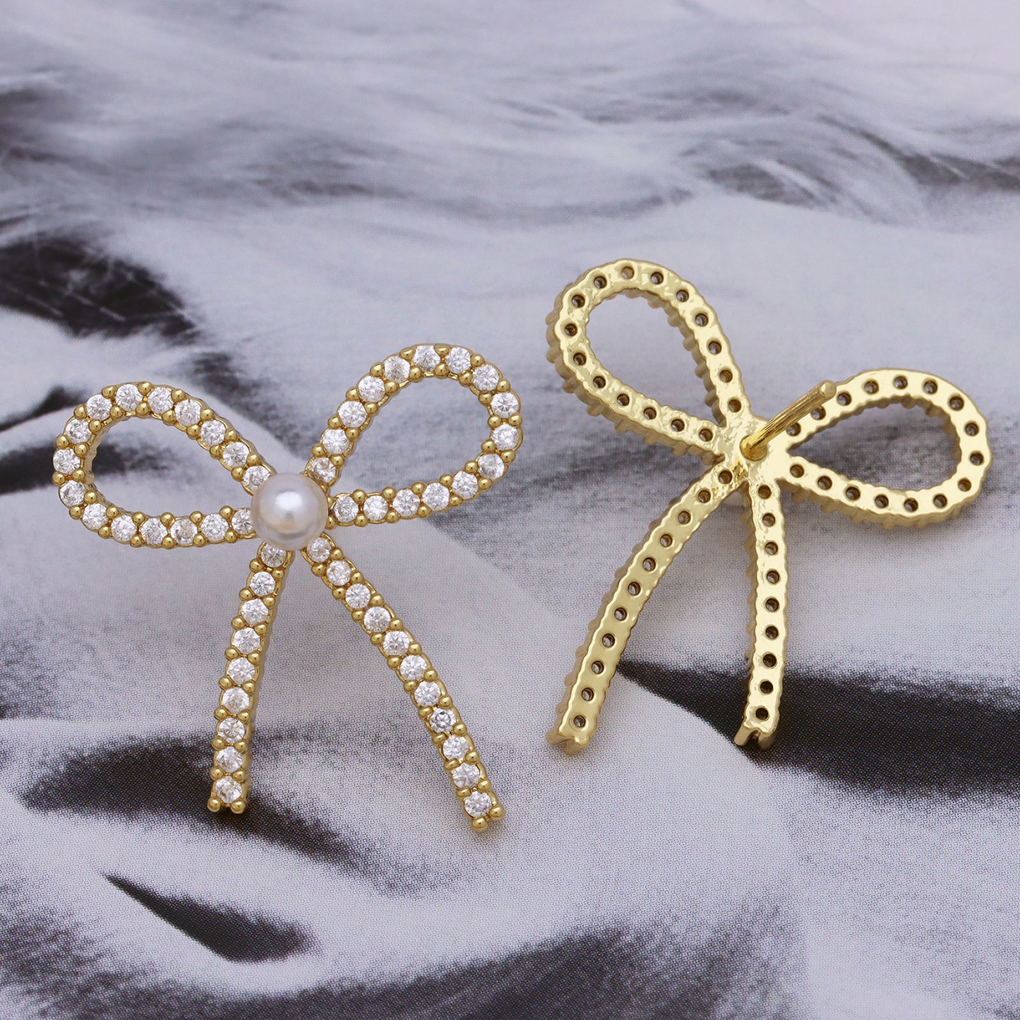 Schleifenohrringe für Damen ⎜ Glitzerndes Design mit Zirkonia und Perle für elegante und festliche Anlässe
