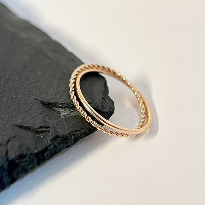 Moderner Damenring ⎜ Verstellbarer Kreuzring mit feiner Drehung für eleganten Look am Zeigefinger