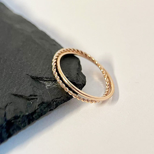 Moderner Damenring ⎜ Verstellbarer Kreuzring mit feiner Drehung für eleganten Look am Zeigefinger