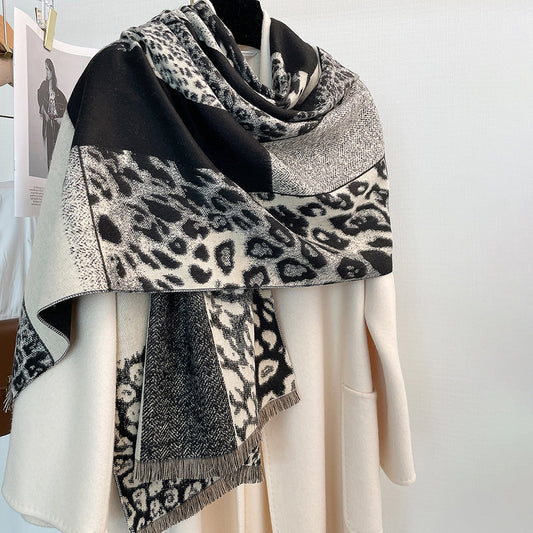 Damen-Winterschal im Animal Print ⎜ Weicher Schal mit Leopardenmuster für stilvolle Herbst- und Winter-Outfits