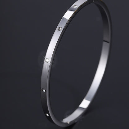 Klassischer Armreif für Damen ⎜ Langlebige Vergoldung mit funkelnden Steinen für tägliche Eleganz