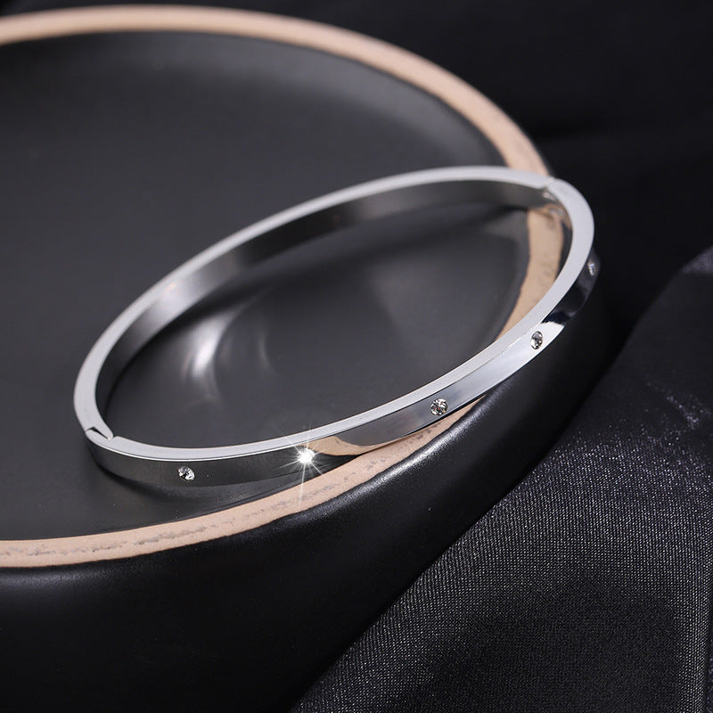 Klassischer Armreif für Damen ⎜ Langlebige Vergoldung mit funkelnden Steinen für tägliche Eleganz