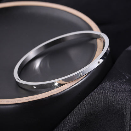 Klassischer Armreif für Damen ⎜ Langlebige Vergoldung mit funkelnden Steinen für tägliche Eleganz