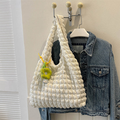 Faltentasche für Damen ⎜ Verspielte Stofftasche mit Rüschenstruktur und Blumenanhänger