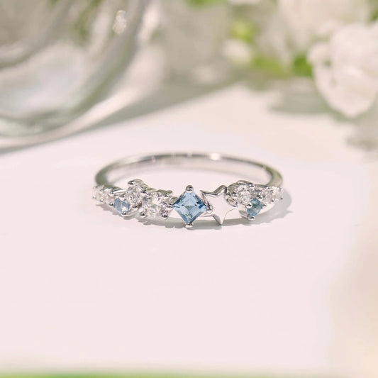 Moderner Ring aus Sterling Silber ⎜ Filigraner Ring mit weißen und blauen Zirkonia sowie Sternmotiv für elegante Akzente