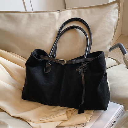 Geräumige Henkeltasche für Damen ⎜ Vintage Schultertasche aus Wildleder mit dekorativem Gürtel