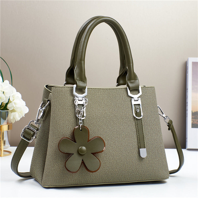 Schultertasche mit Anhänger für Damen ⎜ Große Umhängetasche mit viel Platz und modischen Details
