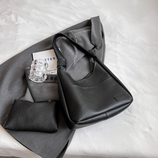 Weiche Schultertasche für Damen ⎜ Alltagstaugliche Beuteltasche mit breitem Träger und Außentasche